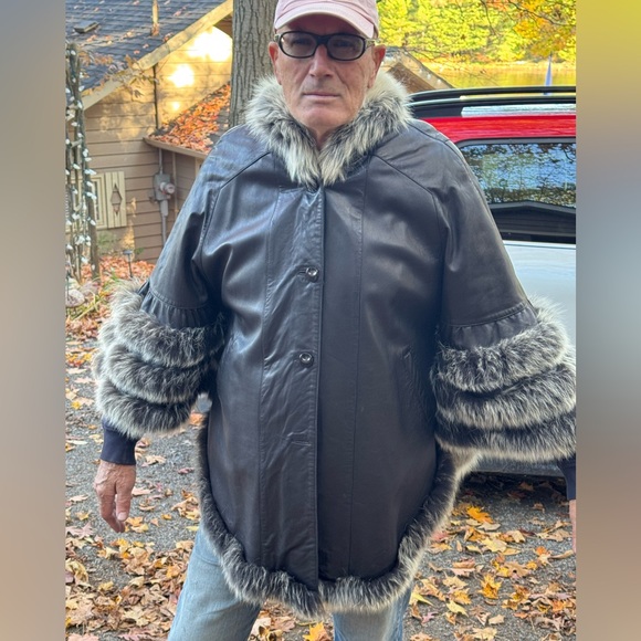 Black Lamb Leather Cape, with Fox Fur Trim - Picture 8 of 8